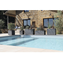 Rij plantenbakken van verschillende afmetingen naast een zwembad in een tuin.