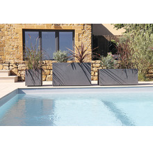 Drie beplante plantenbakken van verschillende grootte naast een zwembad.