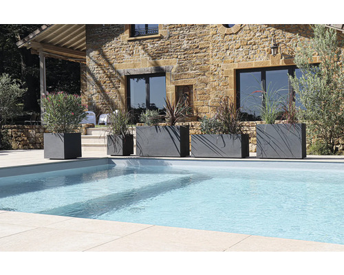 Rij plantenbakken van verschillende afmetingen naast een zwembad in een tuin.