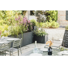 Buitenruimte met plantenbakken en tuintafel op terras