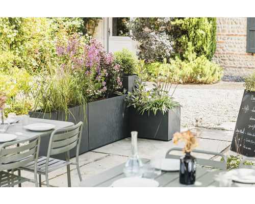 Buitenruimte met plantenbakken en tuintafel op terras