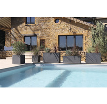 Scene met meerdere grijze plantenbakken van verschillende afmetingen naast een zwembad.