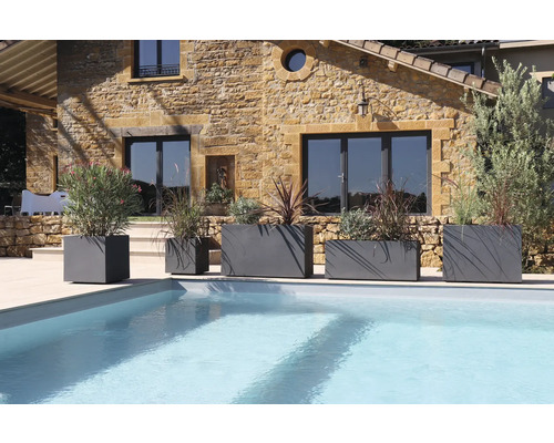 Scene met meerdere grijze plantenbakken van verschillende afmetingen naast een zwembad.