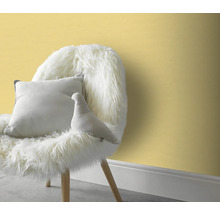 Decoratief ontwerpidee met stoel, kussen en knuffel voor een wand