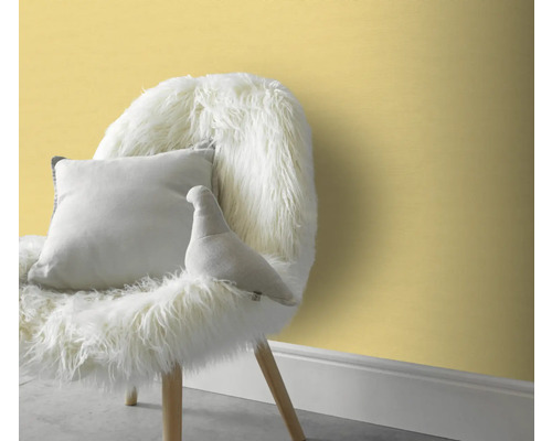 Decoratief ontwerpidee met stoel, kussen en knuffel voor een wand