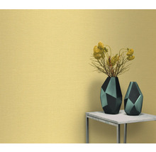 Behang met textuur en twee vazen op een tafel