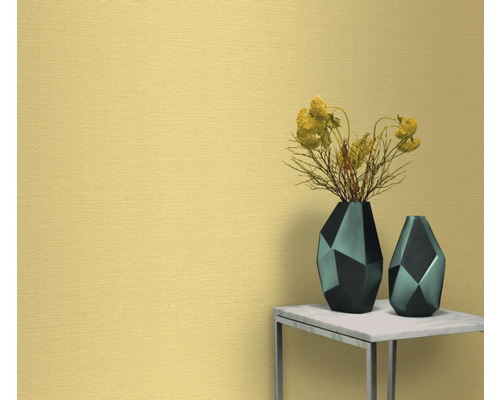 Behang met textuur en twee vazen op een tafel