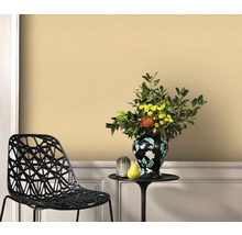 Kamerweergave met muurverf, stoel en bloemenvaas op een tafel