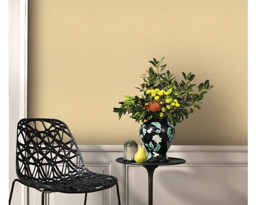 Kamerweergave met muurverf, stoel en bloemenvaas op een tafel