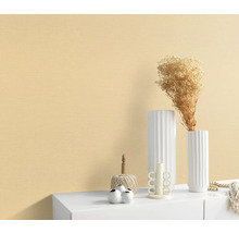 Wanddecoratie met verf en decoratieve elementen op een dressoir.