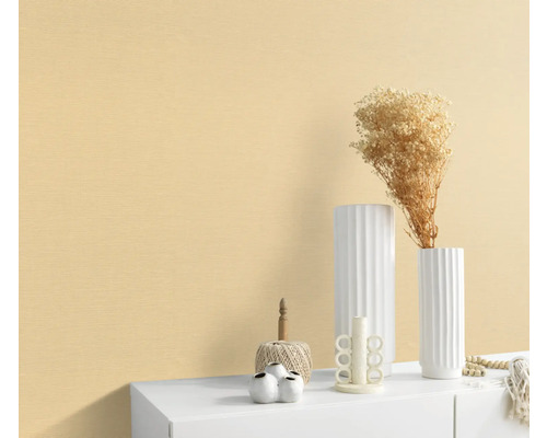 Wanddecoratie met verf en decoratieve elementen op een dressoir.