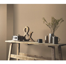 Houten tafel gedecoreerd met houten ornamenten, bloemenvaas en servies