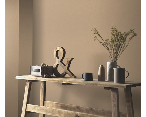 Houten tafel gedecoreerd met houten ornamenten, bloemenvaas en servies