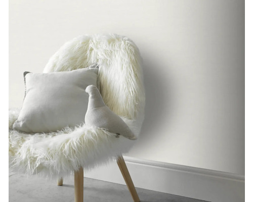 Decoratieve stoel met imitatievacht, kussen en stoffen vogel