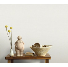 Lichte wanddecoratie met decoratie op een tafel