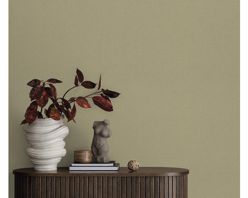 Decoratief behang in de woonkamer met vaas en decoraties op een houten kast.