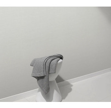 Grijze deken op een witte kruk in een badkamer