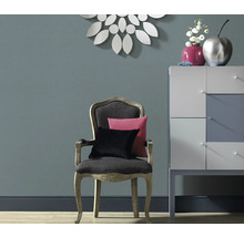 Decoratieve woonkamerambiance met stoel, kussens, ladekast en spiegel