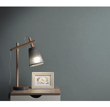 Nachtkastje met lamp en fotolijst