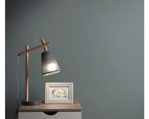 Nachtkastje met lamp en fotolijst