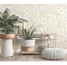 Decoratief interieur met kamerplanten, een rek en een poef voor een bloemetjesbehang