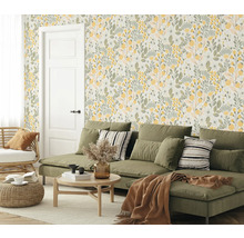 Woonkamer met bloemenbehang, bank en bijzettafel