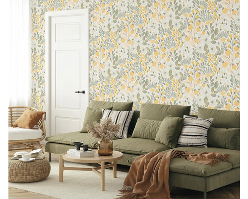 Woonkamer met bloemenbehang, bank en bijzettafel