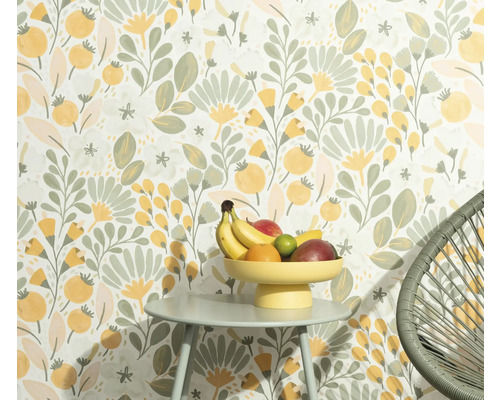 Scene met bloemenbehang, bijzettafel met fruitschaal en stoel