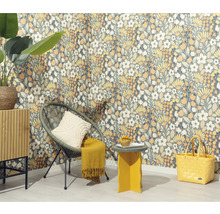 Decoratieve kamer met behang met patroon, fauteuil, bijzettafel en geweven tas