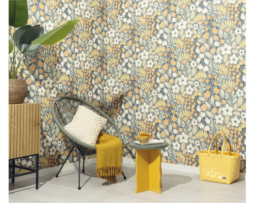 Decoratieve kamer met behang met patroon, fauteuil, bijzettafel en geweven tas