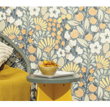 Scène met behang met patroon, een stoel en een bijzettafel met snack