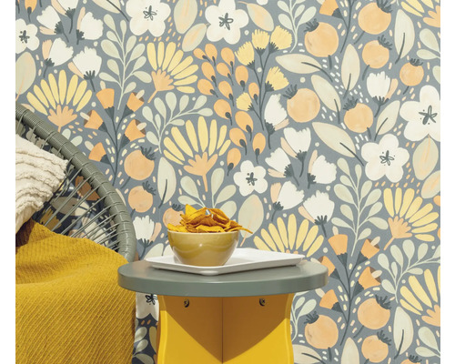 Scène met behang met patroon, een stoel en een bijzettafel met snack