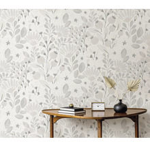 Wand met bloemenbehang en tafel met decoraties