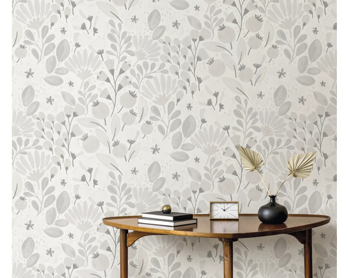 Wand met bloemenbehang en tafel met decoraties