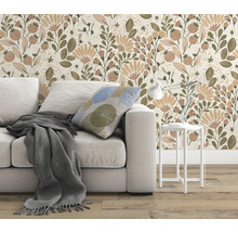 Woonkamer met bank, tafellamp en bloemenbehang