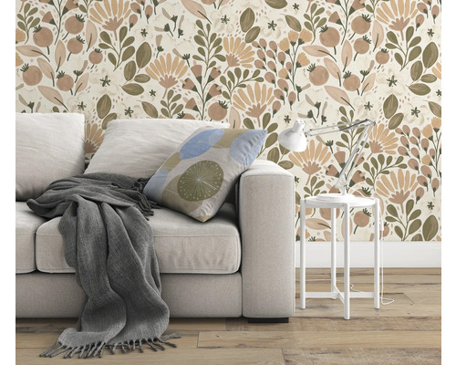 Woonkamer met bank, tafellamp en bloemenbehang