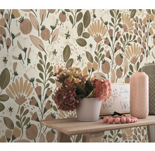 Decoratieve kamer met bloemenbehang en tafeldecoratie.