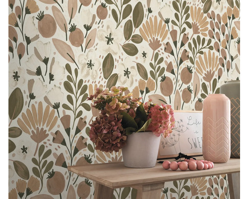 Decoratieve kamer met bloemenbehang en tafeldecoratie.