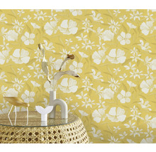 Geel behang met bloemenpatroon in een kamer