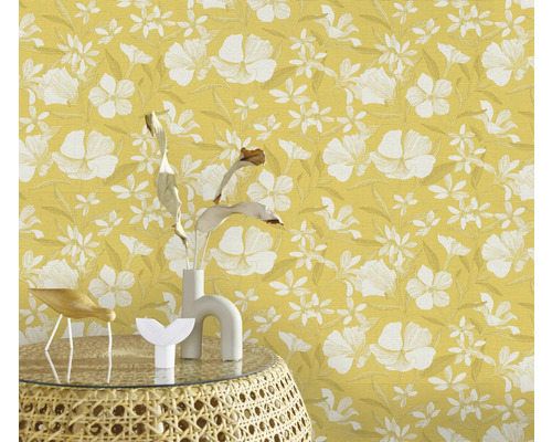 Geel behang met bloemenpatroon in een kamer
