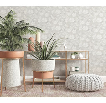 Interieur met planten in potten op plantenstandaards, een rek en een zitzak