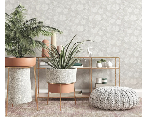 Interieur met planten in potten op plantenstandaards, een rek en een zitzak