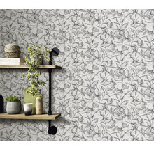 Wand met bloemmotief behang en planken met decoraties