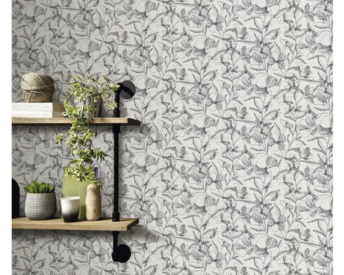 Wand met bloemmotief behang en planken met decoraties