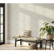 Lichte kamer met bloemenbehang, bank en kamerplant