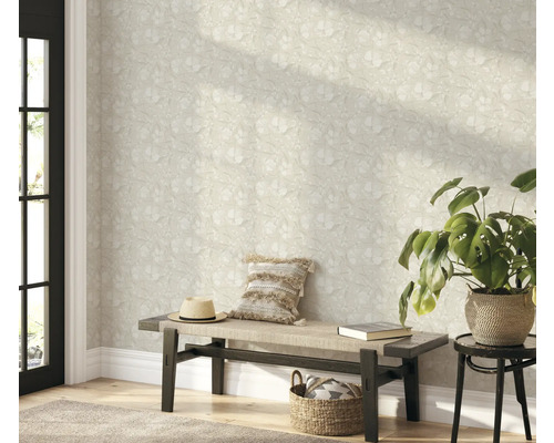 Lichte kamer met bloemenbehang, bank en kamerplant