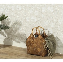 Decoratieve mandtas met deken voor een bloemenbehang