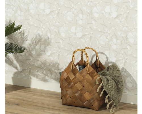 Decoratieve mandtas met deken voor een bloemenbehang