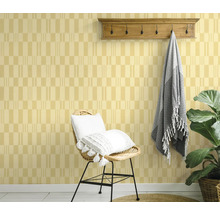 Decoratief interieur met een patroonbehang, stoel, kussens, kapstok en plant