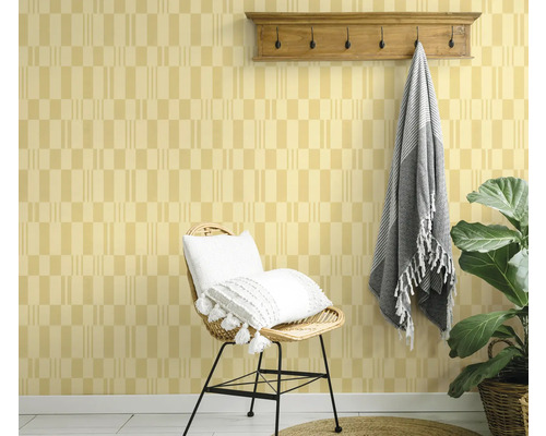 Decoratief interieur met een patroonbehang, stoel, kussens, kapstok en plant